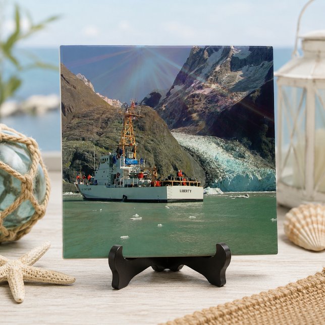 Mountain View do Alasca com barco (Alaskan Mountain View with Boat Ceramic Tile)