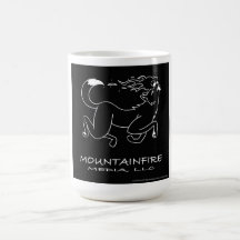MountainFire Coyote Branco sobre uma Caneca Preta