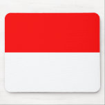 Mouse pad com bandeira da Indonésia<br><div class="desc">Este mouse pad com a bandeira da Indonésia é a maneira perfeita de trazer o orgulho nacional para o seu espaço de trabalho. As riscas vermelhas e brancas impressionantes, que representam a coragem e a pureza da nação, oferecem um pano de fundo vibrante e significativo para a sua mesa. Quer...</div>
