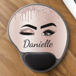 Mouse Pad De Gel Escamudo Cor-de-rosa brilhante Eyelashes Monograma<br><div class="desc">Rosa Dourado - Dissipadores De Estirpe Metálicos Com Folha Cor-de-Rosa Escamoteada, Nome do Monograma de Metal Bruto e Alças Iniciais (Pisos), Extensões de Eliça e Pilha Rosa Escamoteada (Pad do Mouse). O design faz o doce e perfeito aniversário de 16 anos, casamento, chá de panela, aniversário, chá de fraldas ou...</div>