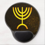 Mouse Pad De Gel Menorah Flame<br><div class="desc">Uma renderização digital da menorah judaica de sete ramificações (hebraico: מְ נ וֹ ה ‎). A menorah de sete ramificações, usada no santuário portátil montado por Moisés na selva e, mais tarde, no Templo em Jerusalém, tem sido símbolo do judaísmo desde a Antiguidade e é o emblema no casaco de...</div>