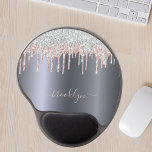 Mouse Pad De Gel Monograma de faísca com brilho cor-de-rosa<br><div class="desc">Uma almofada de rato elegante, giro e vírgula. Um fundo de prata negro. Decorado com prata e pincel cor-de-rosa, brilho brilhante, pingos de brilho de tinta. Um pouco de luxo e belejo do dia a dia. Personalize e adicione seu nome. O nome é escrito com um moderno estilo escrito à...</div>