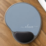 Mouse Pad De Gel Monograma Moderno Minimalista Dusty Blue Elegante<br><div class="desc">Apresentando nossa Coleção Elegante de Monograma Moderno Minimalista e Dusty: Eleve seu estilo com sofisticação e charme de eterno subestimados. Nossa coleção apresenta designs minimalistas em uma matiz azul suja, aperfeiçoada com monogramas elegantes adaptados ao seu gosto pessoal. De papelaria refinada a acessórios versáteis, cada peça da nossa coleção é...</div>
