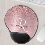 Mouse Pad De Gel Nome do Monograma da Lâmina Rosa Bruta de Metal Gl<br><div class="desc">Personalize facilmente este design da pastilha chic do mouse moderna com brilho bonito rosado e brilhante em um fundo metálico roxo e rosado.</div>