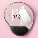 Mouse Pad De Gel Nome do Monograma Girly de Script Moderno Rosa<br><div class="desc">Aumente seu espaço de trabalho com o Pad do Rato Gel do Nome do Gel do Script Moderno Rosa. Este na moda pad apresenta um design cor-de-rosa pincelado chic com um monograma moderno elegante, adicionando um toque personalizado à sua mesa. A almofada cheia de gel proporciona um confortável suporte do...</div>