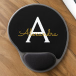 Mouse Pad De Gel Nome Moderno do Monograma de Script Menino Dourado<br><div class="desc">Monograma Dourado e Preto Adicione seu próprio nome Mousepad (Pad do mouse). Isto faz o doce e perfeito aniversário de 16 anos,  casamento,  chá de panela,  aniversário,  chá de fraldas ou festa de solteira presente para alguém que ama luxo de luxo e estilos quíticos.</div>