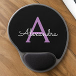 Mouse Pad De Gel Nome Moderno do Monograma de Script Negra Roxo<br><div class="desc">Monograma Roxo e Preto Adicionar Seu Próprio Nome Mousepad (Pad do Mouse). Isto faz o doce e perfeito aniversário de 16 anos,  casamento,  chá de panela,  aniversário,  chá de fraldas ou festa de solteira presente para alguém que ama luxo de luxo e estilos quíticos.</div>