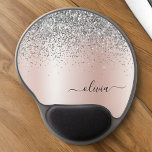Mouse Pad De Gel Rosa Dourado - Monograma brilhante cor-de-rosa<br><div class="desc">Rosa Dourado - Folha cor-de-rosa e folha de folhas escamoteada Metálica esfregada com brilho esfregando o nome do monograma de metal e do botão inicial do mouse (Pad do mouse). Isto faz o doce e perfeito aniversário de 16 anos, casamento, chá de panela, aniversário, chá de fraldas ou festa de...</div>