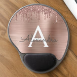 Mouse Pad De Gel Rosa Dourado - Nome do Monograma do Metal com Lant<br><div class="desc">Rosa Dourado - Folha cor-de-rosa esfarelada Metálica esfarelo com brilho esmagado Nome do monograma de metal e Pasta inicial de mouse (Pad do mouse). Isto faz o doce e perfeito aniversário de 16 anos, casamento, chá de panela, aniversário, chá de fraldas ou festa de solteira presente para alguém que ama...</div>