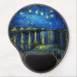 Mouse Pad De Gel Starry Night Over the Rhone, por Vincent Van Gogh<br><div class="desc">Starry Night Over the Rhone, por Vincent Van Gogh.Esta é uma antiga obra-prima do pintor mestre holandês Vincent Van Gogh. Esta bela pintura tem uma cor vibrante, vibrante e saturada. Vincent Van Gogh era um pintor impressionista holandês. Esta pintura foi pintada nas margens de Rhone, na França. Esta imagem está...</div>