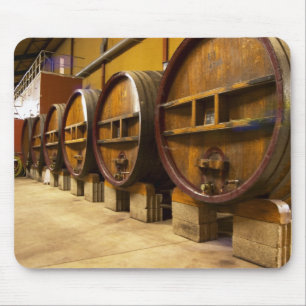 Mousepad A adega da vinícola com grandes barris de madeira