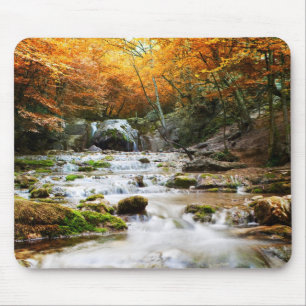Mousepad A cachoeira bonita na floresta, outono