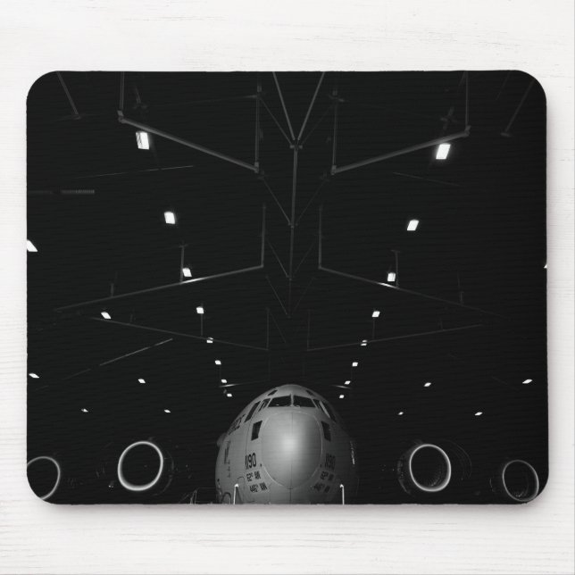 Mousepad A Globemaster III C-17 fica num hangar (Frente)