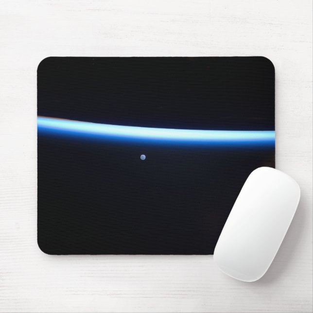 Mousepad A Linha Fina da Atmosfera da Terra e Uma Lua Gibbo (Com mouse)