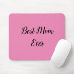 Mousepad A melhor mãe sempre escreve rosa<br><div class="desc">"Melhor Mãe Nunca" elegantemente gravada em uma fonte vibrante se destaca em um fundo rosa suave, oferecendo um tributo sincero aos matriarcas mais queridos em um design que é ousado e carinhoso.</div>