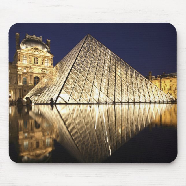 Mousepad A visão noturna da pirâmide de vidro do Musee du (Frente)