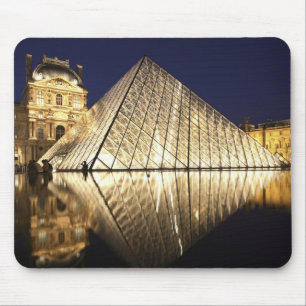 Mousepad A vista noturna da Pirâmide de vidro do Museu do
