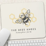 Mousepad Abelha de mel russa do logotipo da abelha de abelh<br><div class="desc">Pad Rato Russo De Abelhas De Mel Da Vintage. Esta design de tendência apresenta uma abelha de mel preta contra um fundo amarelo de mel. O perfeito design apiário para um negócio de apicultor.</div>