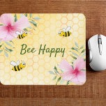 Mousepad Abelha Feliz Abelha-do-bumbum floral amarelo<br><div class="desc">Fundo amarelo,  branco com um padrão de mel. Decorado com flores tropicais cor-de-rosa,  hibisco e abelhinhas felizes. O texto: Bee Happy em um roteiro de estilo com letra verde. Perfeito para o seu espaço de trabalho,  escritório!</div>