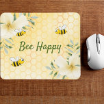 Mousepad Abelha Feliz Bombus Abelhas amarelas no verão<br><div class="desc">Fundo amarelo,  branco com um padrão de mel. Decorados com flores tropicais,  cor de creme,  amarelo-claro,  hibisco e abelhas-tronco felizes. O texto: Bee Happy em um roteiro de estilo com letra verde. Perfeito para o seu espaço de trabalho,  escritório!</div>