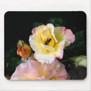 Mousepad Abelha nas flores amarelas cor-de-rosa