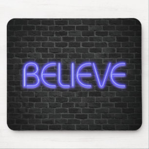 Mousepad Acredite no texto em luzes de néon no tijolo