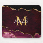 Mousepad Agato de mármore vermelho e Dourado<br><div class="desc">Esta plataforma de mouse apresenta um fundo de mármore agado elegante e glamouroso com detalhes geodésicos de gemstone e sotaques dourados falsos. O monograma combina o guião manuscrito e as fontes sans serif modernas para um aspecto elegante e sofisticado. Isso fará o presente ideal, pois ele pode ser personalizado com...</div>