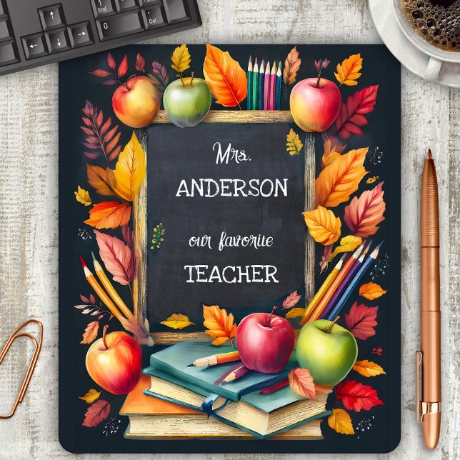 Mousepad Agradecimento ao Professor Colorido Fofo (Mouse pad showing a blackboard/chalkboard framed by books, apples, pencils and colorful fall leaves)