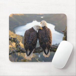 Mousepad Águia-Careca Sobrevoando um Lago de Montanha