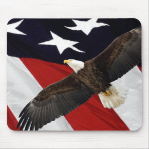 Mousepad Águia em Voo Sobre a Bandeira Americana
