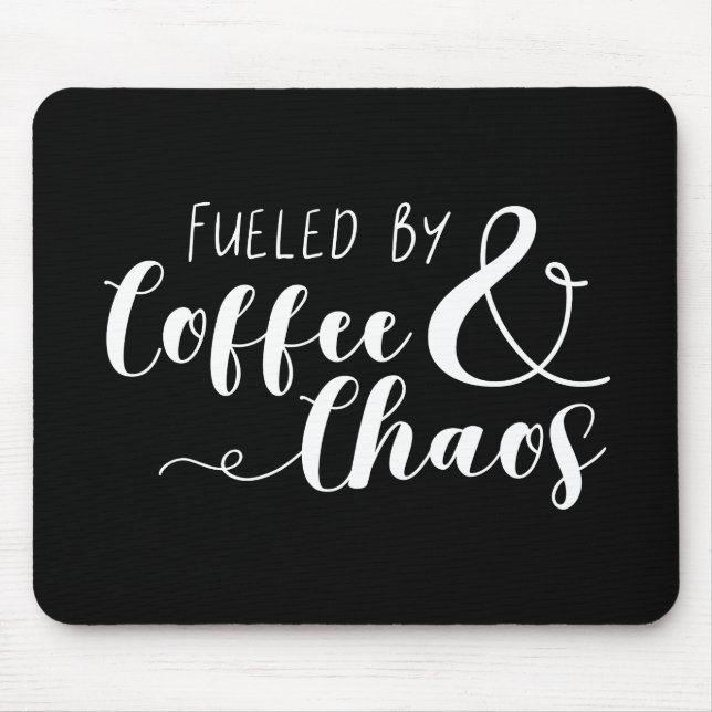 Mousepad Alimentado por café e caos (Frente)