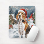 Mousepad American English Foxhound Dog Winter Christmas Joy<br><div class="desc">seu design festivo captura o espírito alegre da época de férias, apresentando um adorável filhote vestindo um chapéu de Papai Noel. O gato está aninhado numa terra maravilhosa de inverno, completo com um boneco de neve, uma árvore de Natal decorada, e presentes lindamente envoltos. Os flocos de neve caem suavemente,...</div>