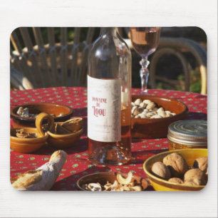 Mousepad Aperitivo e aperitivos preparados: pão, azeitonas,