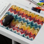 Mousepad Arco-íris Colorido Vintage Chevron Monograma<br><div class="desc">Apresentando nosso design de monograma na moda, mostrando grandes iniciais de tipografia em uma fonte clássica eterno, complementada pelo seu nome abaixo e enfeitiçada com faixas coloridas em arco-íris. O mouse pad personalizado é a solução perfeita para uma mesa de pilha. Embratadas por colegas de trabalho, professores, e amigos, nossas...</div>