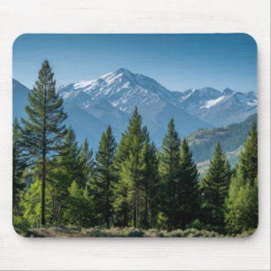 Mousepad Árvores Coníferas com Fundo de Montanha