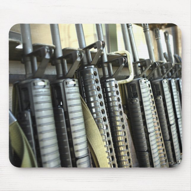 Mousepad As espingardas de assalto estão prontas no rack de (Frente)
