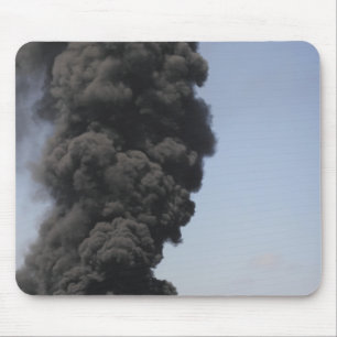 Mousepad As nuvens de fumo escuras e de fogo emergem
