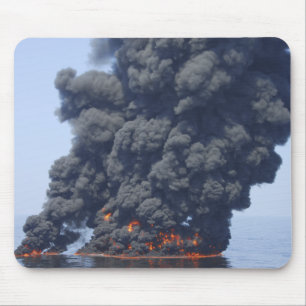 Mousepad As nuvens de fumo escuras e de fogo emergem 2