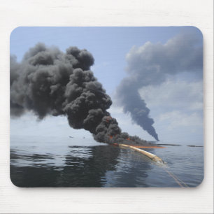 Mousepad As nuvens de fumo escuras e de fogo emergem 3