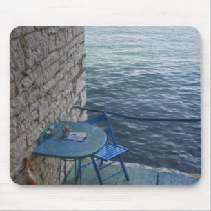 Mousepad Assentos à beira-mar para dois em um pequeno café 