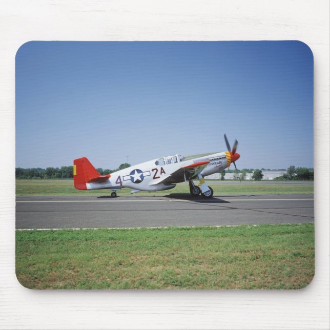 Mousepad Avião vermelho da cauda de P-51 C Tuskegee no ar (Frente)
