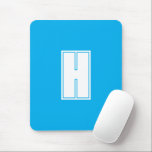 Mousepad Azul brilhante inicial branco a frio<br><div class="desc">Inicial personalizado branco preto no design de texto de fundo azul brilhante.</div>