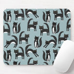 Mousepad Azul Padrão de Cat<br><div class="desc">Felinos brancos e pretos, em seu negócio. Um padrão divertido num fundo de médio, perfeito para amantes de animais e animais de estimação. Os gatos adoram um rato. Arte original de Nic Squirrell.</div>