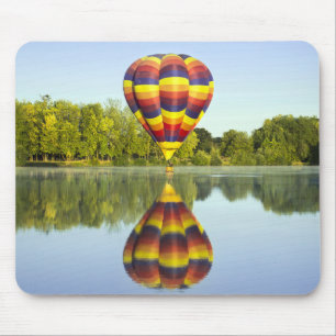 Mousepad Balão de ar quente sobre a água com reflexo