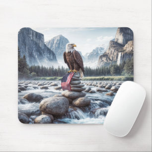Mousepad Bald Eagle e a bandeira Americana em um Cairn