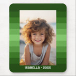 Mousepad Bandas Retroativas - Verde Natal - Foto Simples<br><div class="desc">Sombras de padrão de faixa verde com uma área de texto simples para um nome e data. Adicione seu instantâneo de selfie ou família favorito. Use uma foto para criar este presente de fotos pessoal e exclusivo. O plano de fundo inclui um padrão de faixa retrorreflectora com uma atualização moderna...</div>