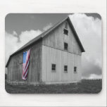 Mousepad Bandeiras de Nossos Agricultores - Barão com Bande<br><div class="desc">Bandeiras de Nossos Agricultores XVI por James McLoughlin. Foto em preto e branco de um celeiro com uma bandeira americana.</div>