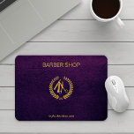 Mousepad Barbeiro de luxo compre couro roxo olha ouro<br><div class="desc">Pasta de rato compre de barbeiro com o logótipo da tesoura dourada falsa e a escrita de barbeiro num índigo roxo com aspecto de couro elegante</div>