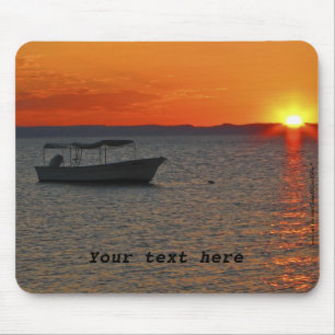 Mousepad Barco de pesca do tapete do rato no céu da laranj