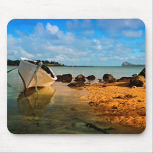 Mousepad Barco de Pesca na Praia Mauriciana com Ilhéu
